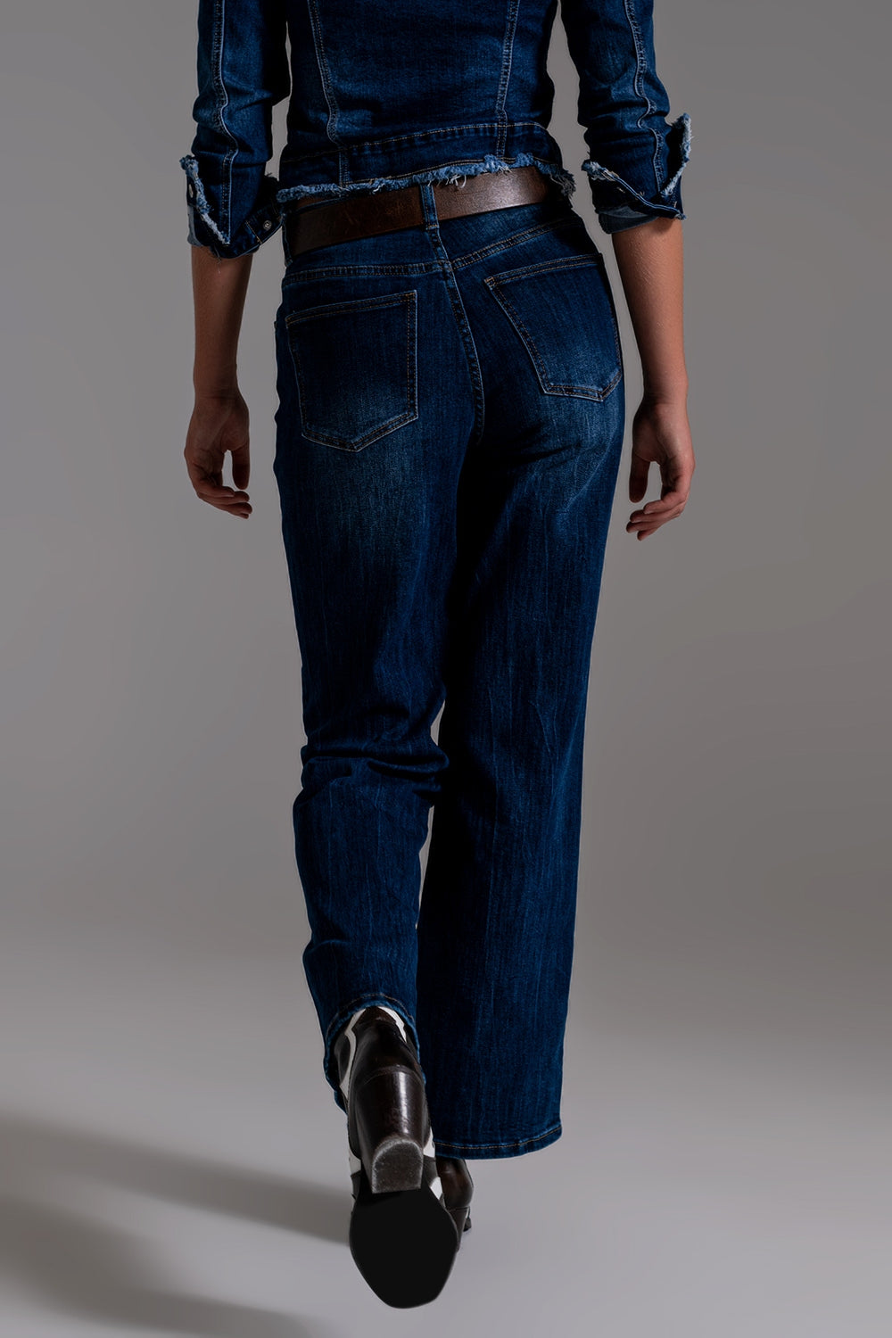 Calça jeans de perna larga estilo anos 70 em lavagem azul médio
