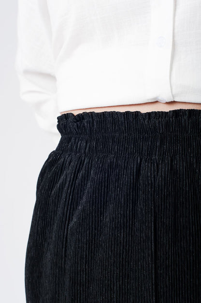 Calça preta plissada de perna larga com elastico