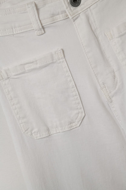 Calça branca de perna direita com bolsos à frente