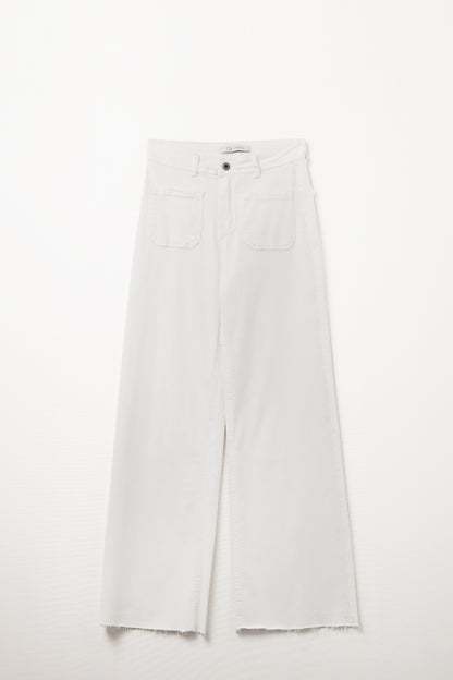 Calça branca de perna direita com bolsos à frente