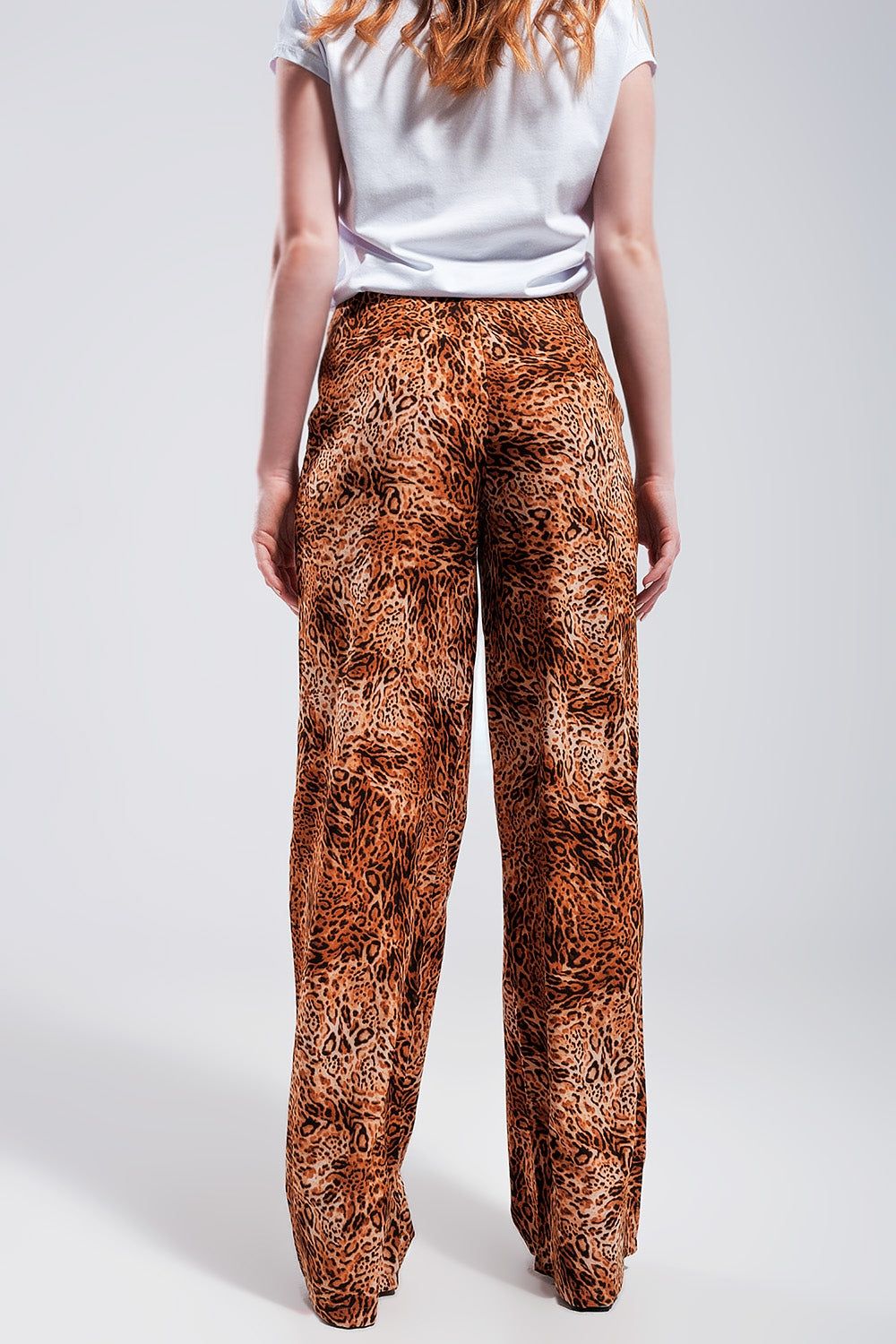 Calças castanhas de pernas largas com estampado de leopardo em tecido leve
