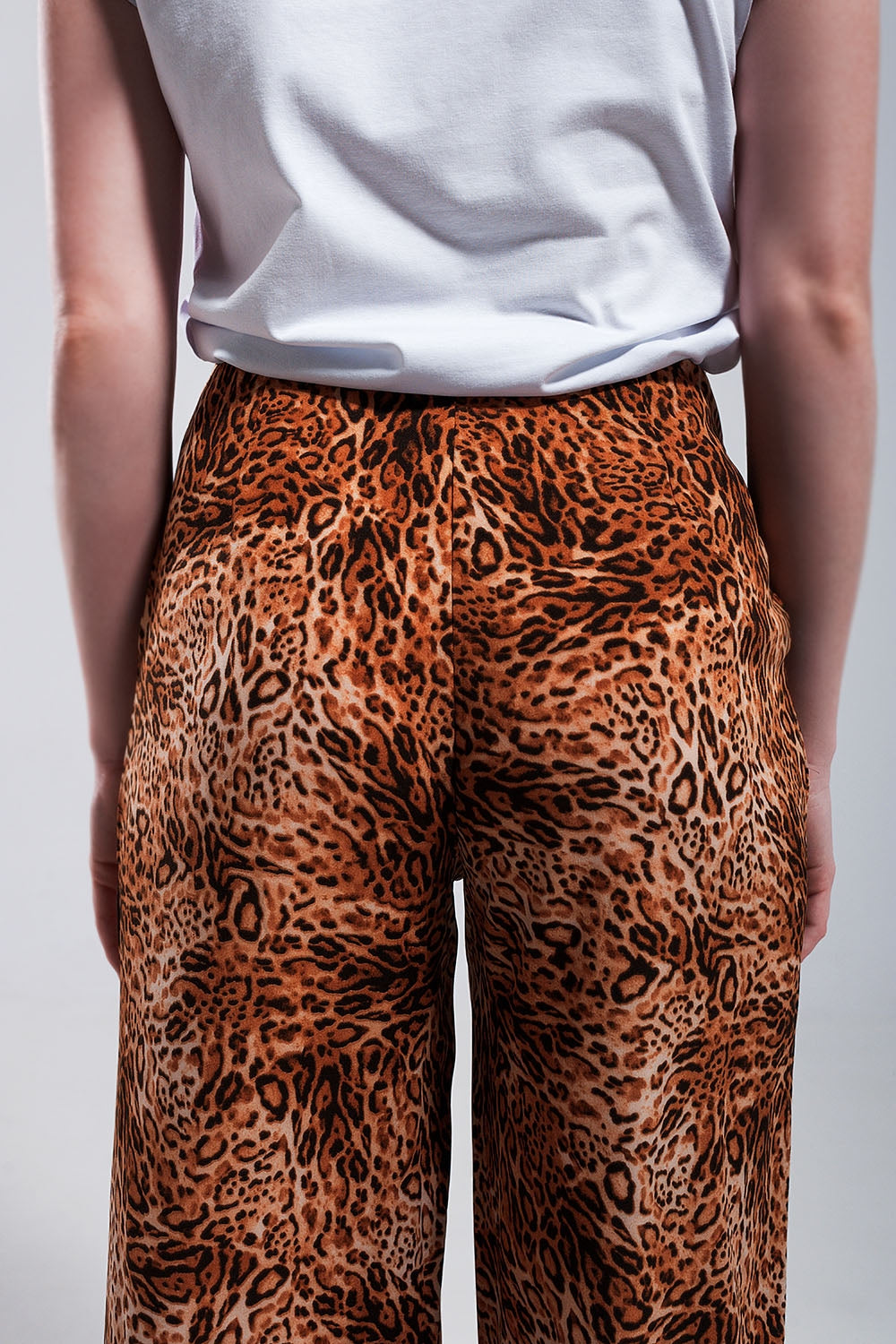 Calças castanhas de pernas largas com estampado de leopardo em tecido leve