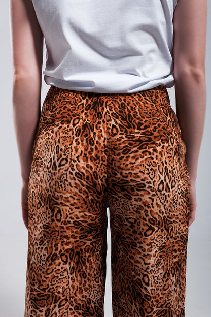 Calças castanhas de pernas largas com estampado de leopardo em tecido leve
