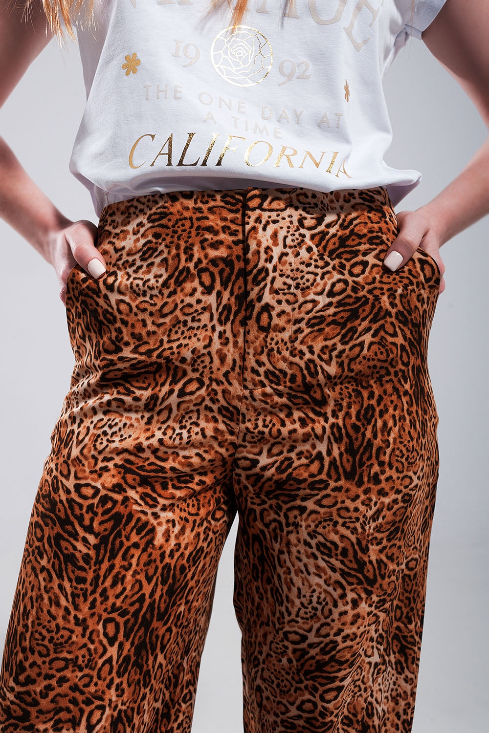 Calças castanhas de pernas largas com estampado de leopardo em tecido leve