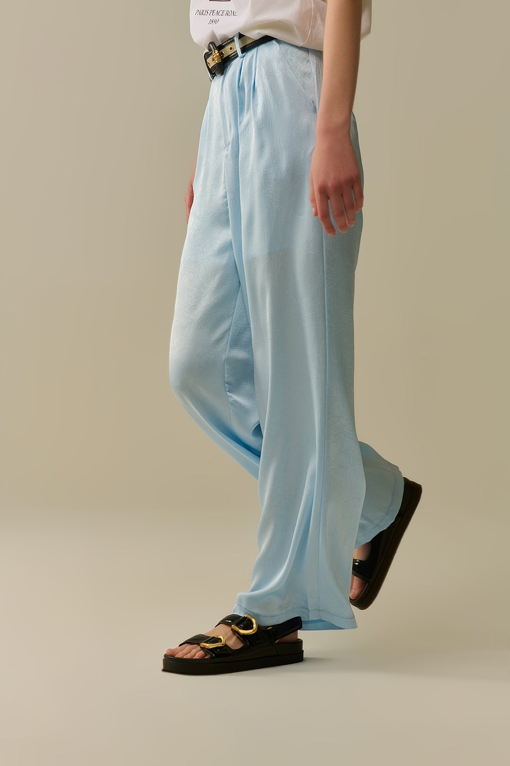 Calça de cetim sob medida com perna larga em azul bebê