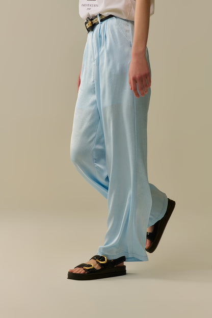 Calça de cetim sob medida com perna larga em azul bebê