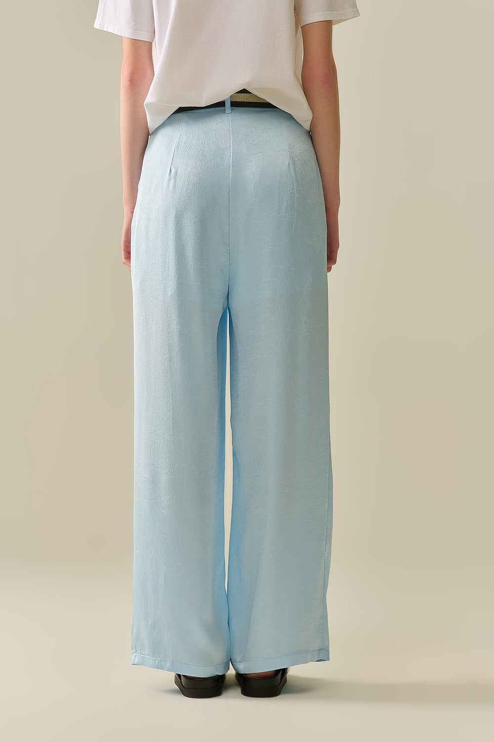 Calça de cetim sob medida com perna larga em azul bebê