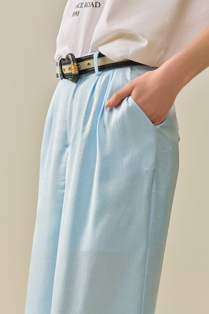 Calça de cetim sob medida com perna larga em azul bebê
