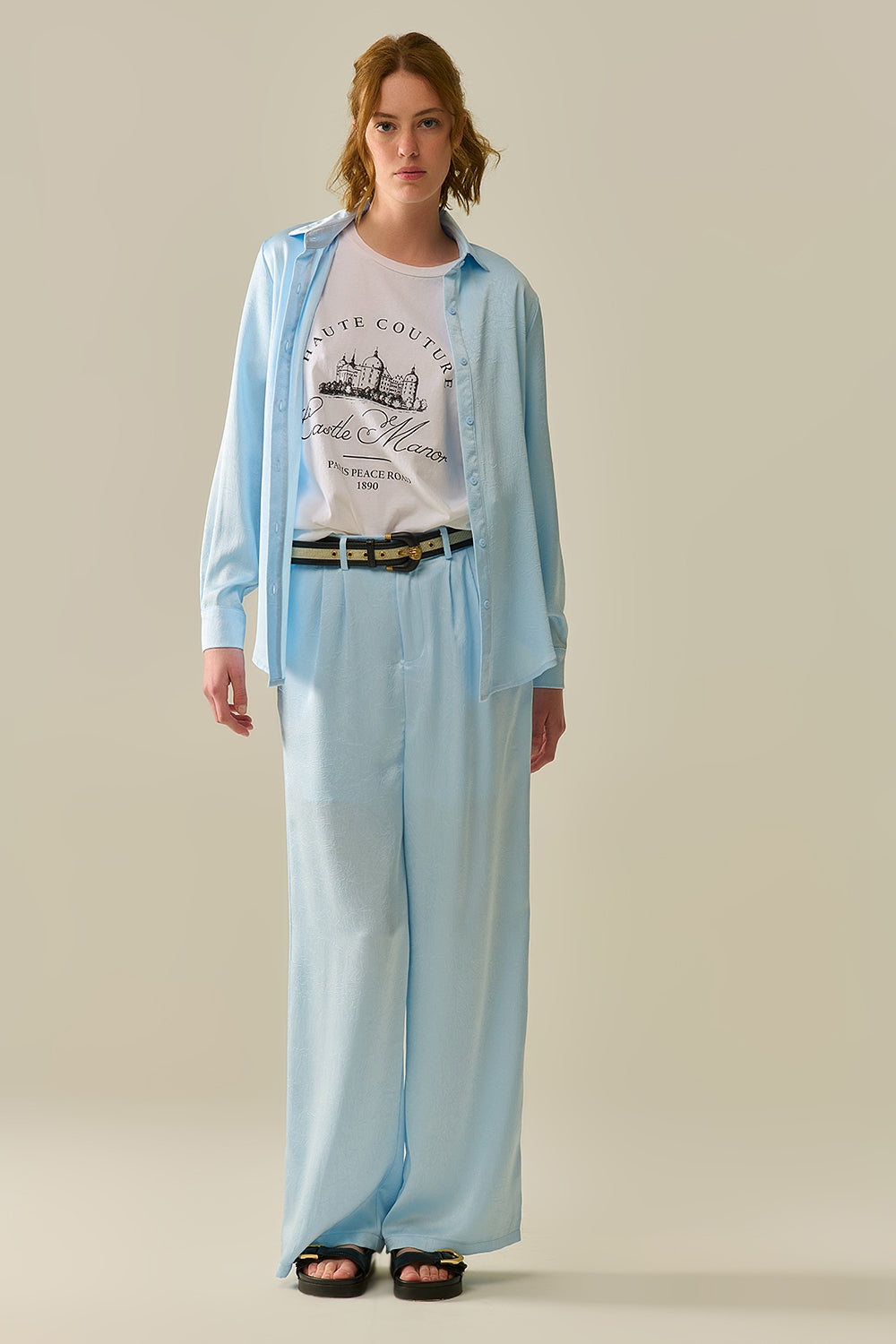 Calça de cetim sob medida com perna larga em azul bebê