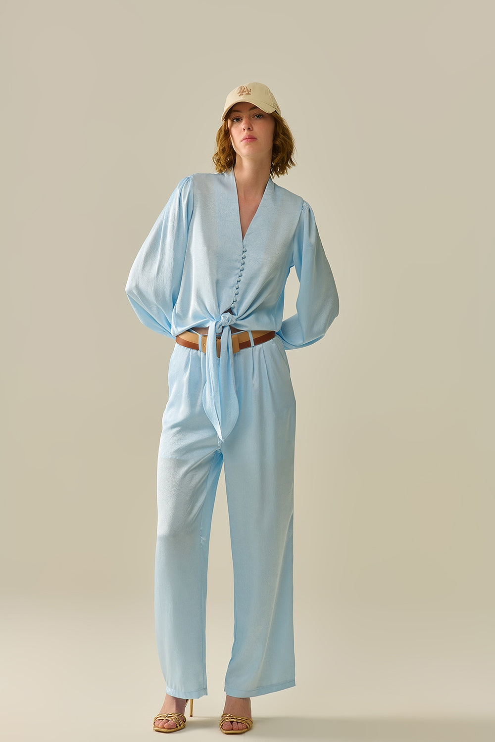 Calça de cetim sob medida com perna larga em azul bebê