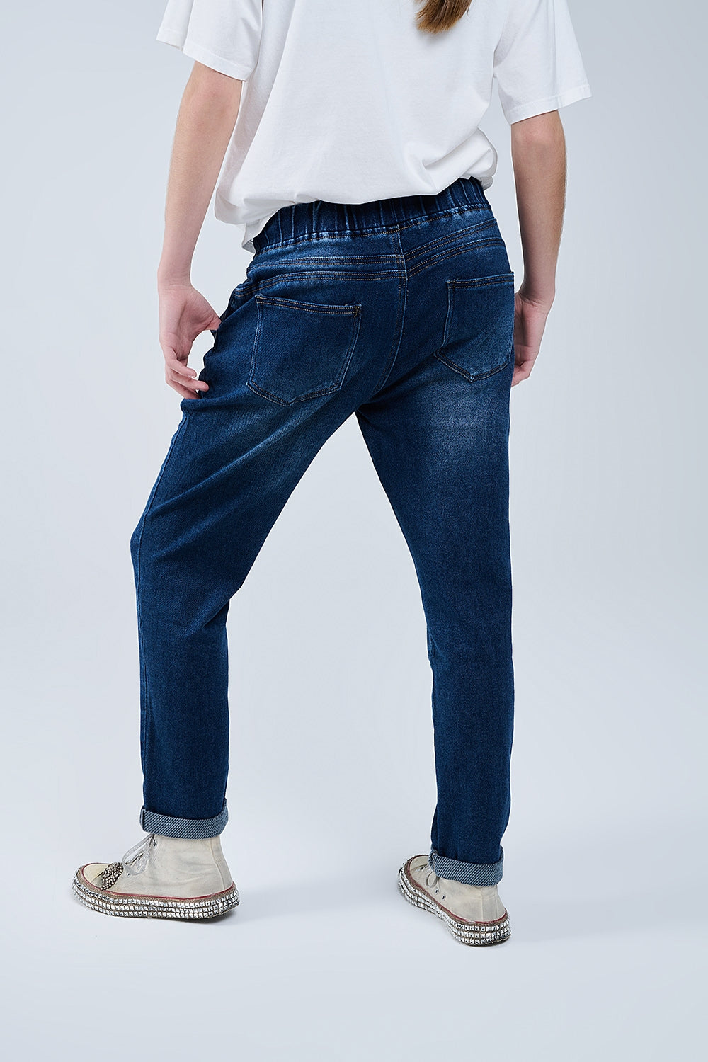Calça de ganga de lavagem escura com rebordo e cintura elástica