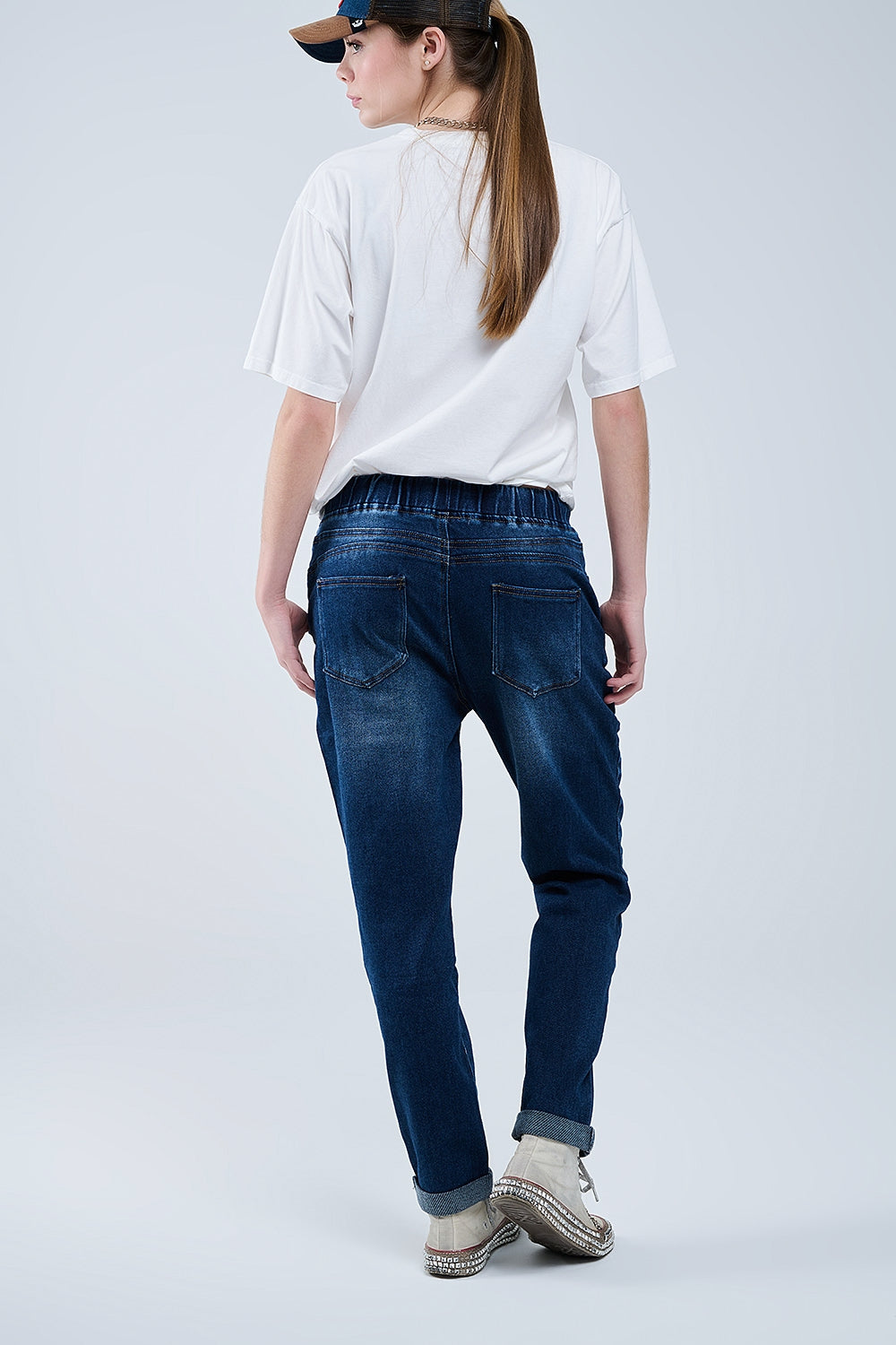 Calça de ganga de lavagem escura com rebordo e cintura elástica