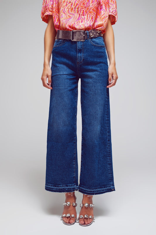 Q2 Calça jeans de perna larga com detalhe na barra em lavagem média