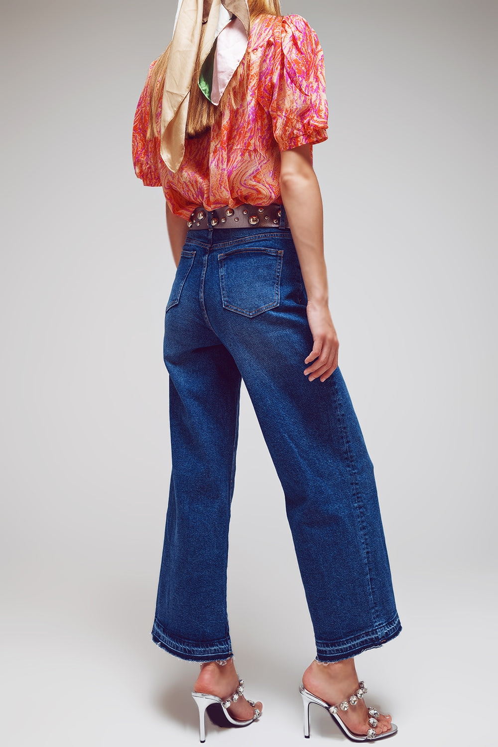 Calça jeans de perna larga com detalhe na barra em lavagem média