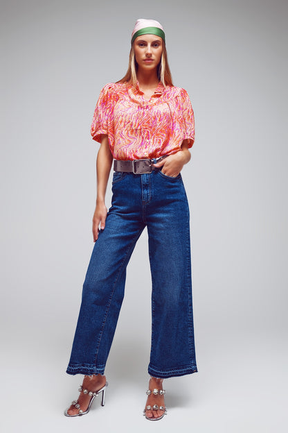 Calça jeans de perna larga com detalhe na barra em lavagem média