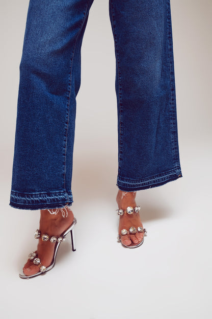 Calça jeans de perna larga com detalhe na barra em lavagem média
