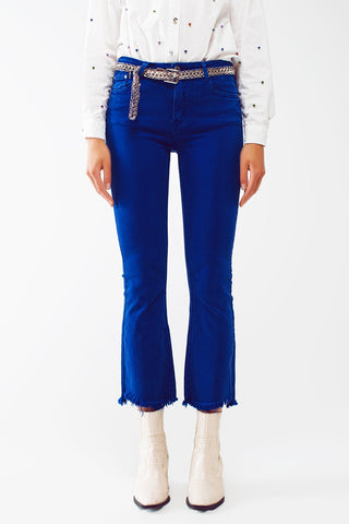 Calça de ganga em azul com bainha por costura