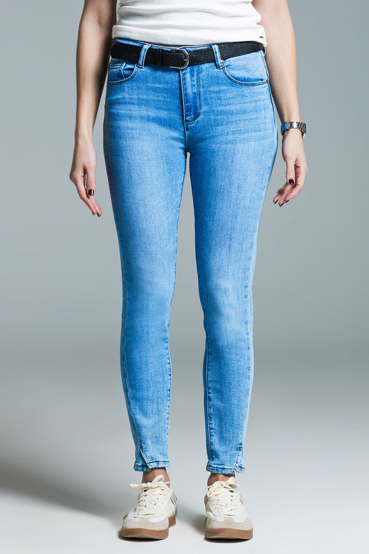 Q2 Calças de ganga skinny básicas azuis claras com fenda curta na bainha