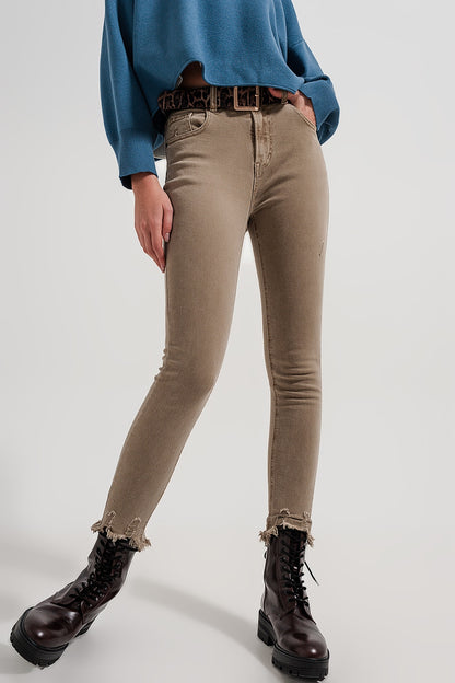 Q2 Calças de ganga skinny beges com bainhas inacabadas