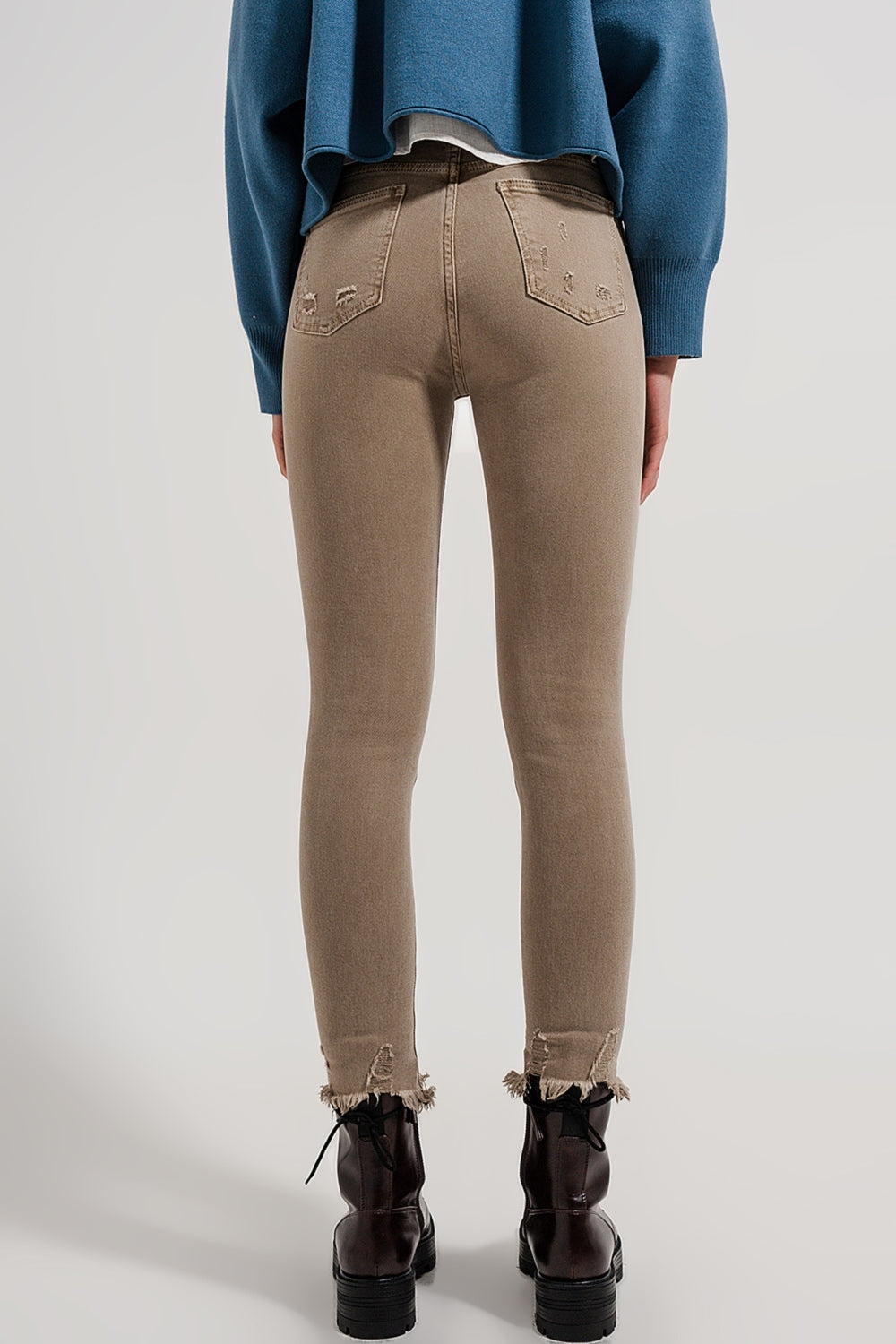 Calças de ganga skinny beges com bainhas inacabadas