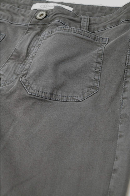 Calças de ganga skinny cinzentas escuras com detalhes de bolso à frente