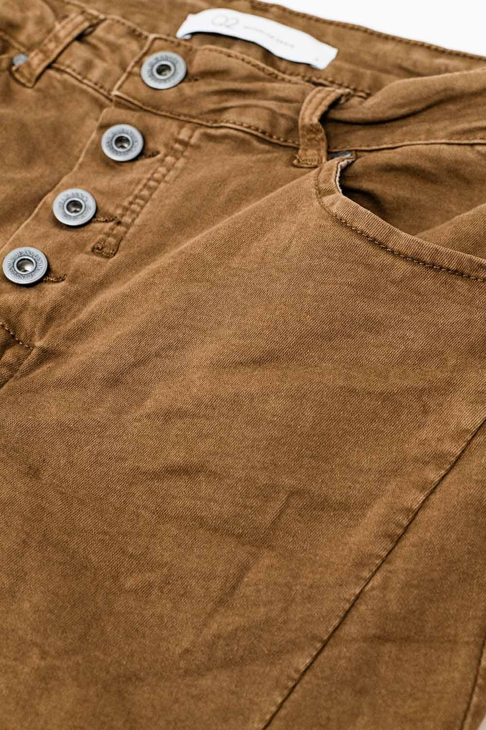 Calças de ganga skinny com botões expostos em castanho