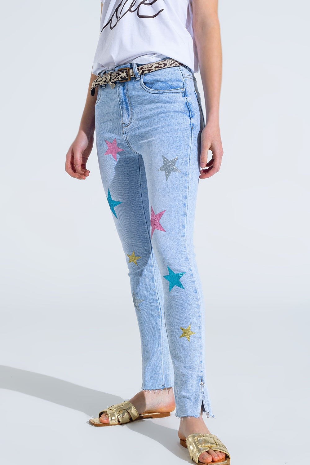 Calças de ganga skinny de lavagem clara com estrelas nas pernas