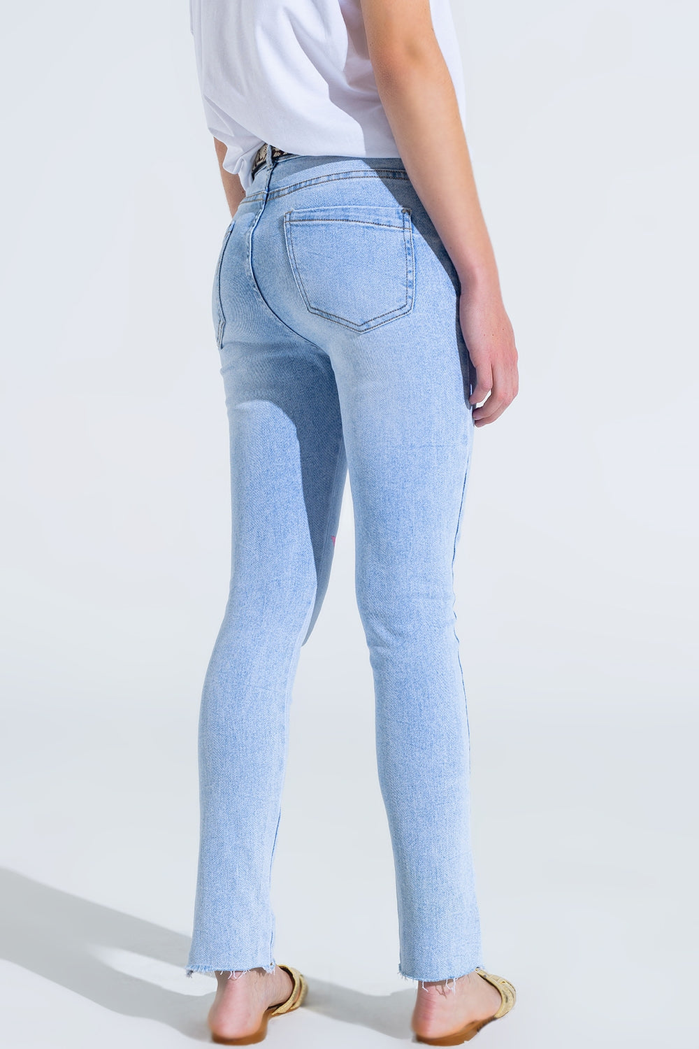 Calças de ganga skinny de lavagem clara com estrelas nas pernas