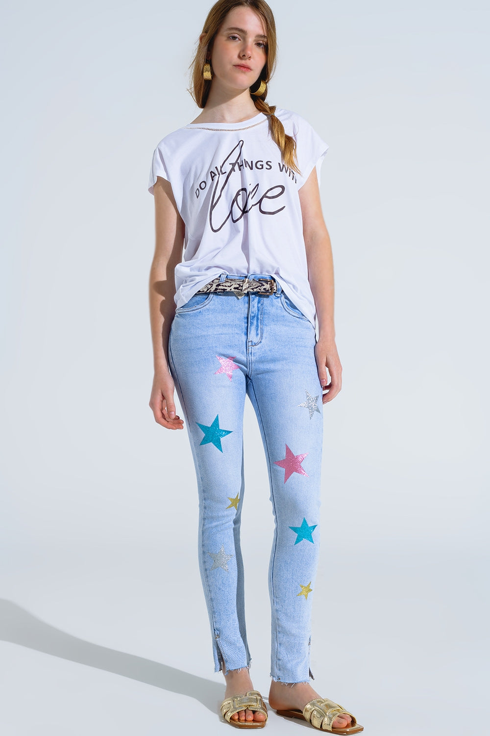 Calças de ganga skinny de lavagem clara com estrelas nas pernas