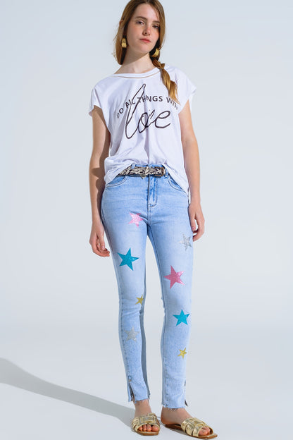 Calças de ganga skinny de lavagem clara com estrelas nas pernas