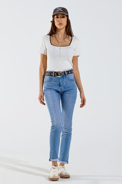 Calça de ganga skinny em azul lavada com strass na parte da frente