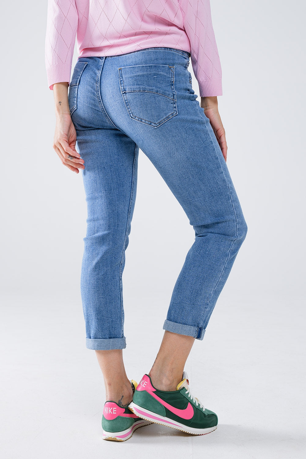 Calças de ganga skinny em lavagem clara com pormenor no bolso