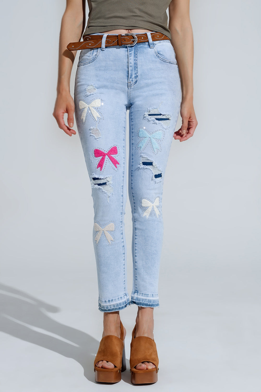 Q2 Calças de ganga super skinny azuis claras com laços e buracos rasgados