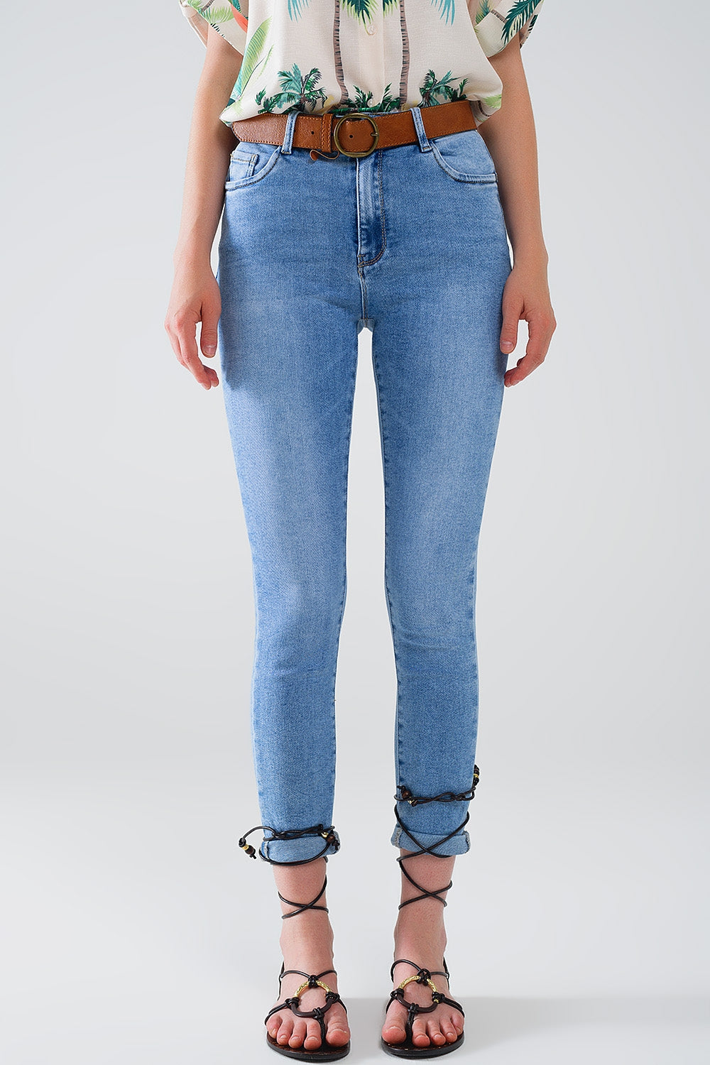 Q2 Calças de ganga super  skinny de cintura regular em lavagem clara com 5 bolsos