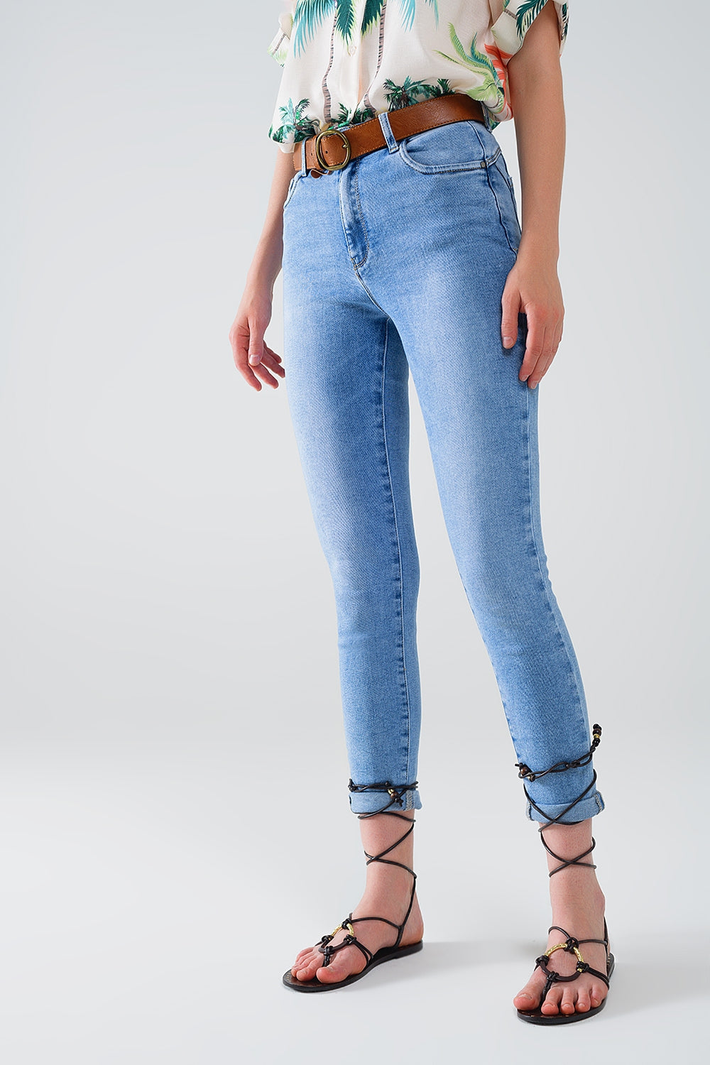 Calças de ganga super  skinny de cintura regular em lavagem clara com 5 bolsos
