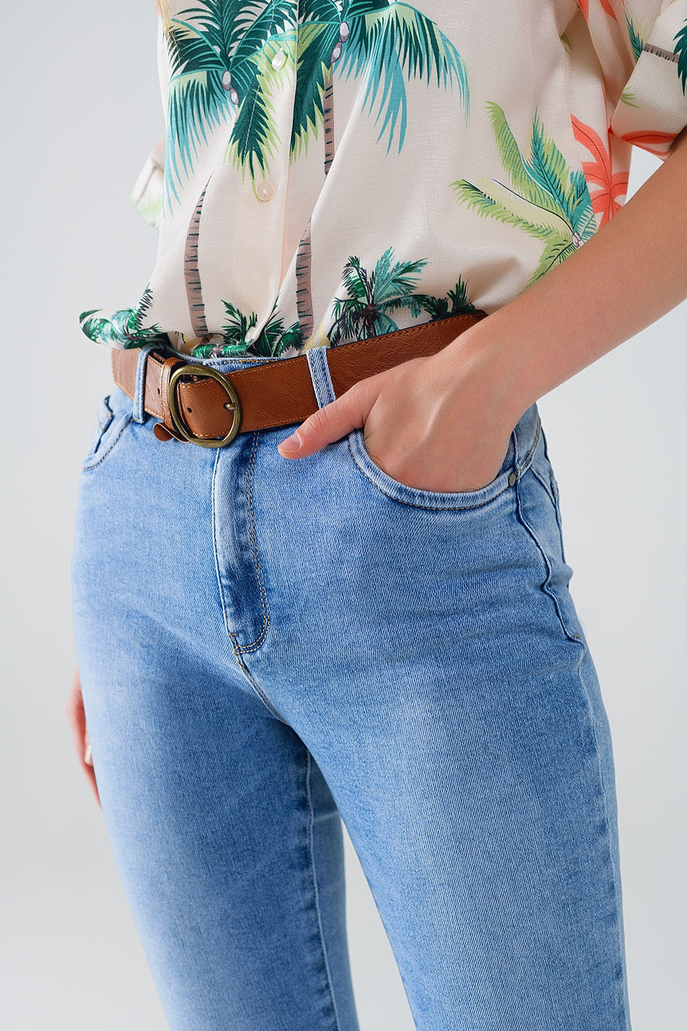 Calças de ganga super  skinny de cintura regular em lavagem clara com 5 bolsos