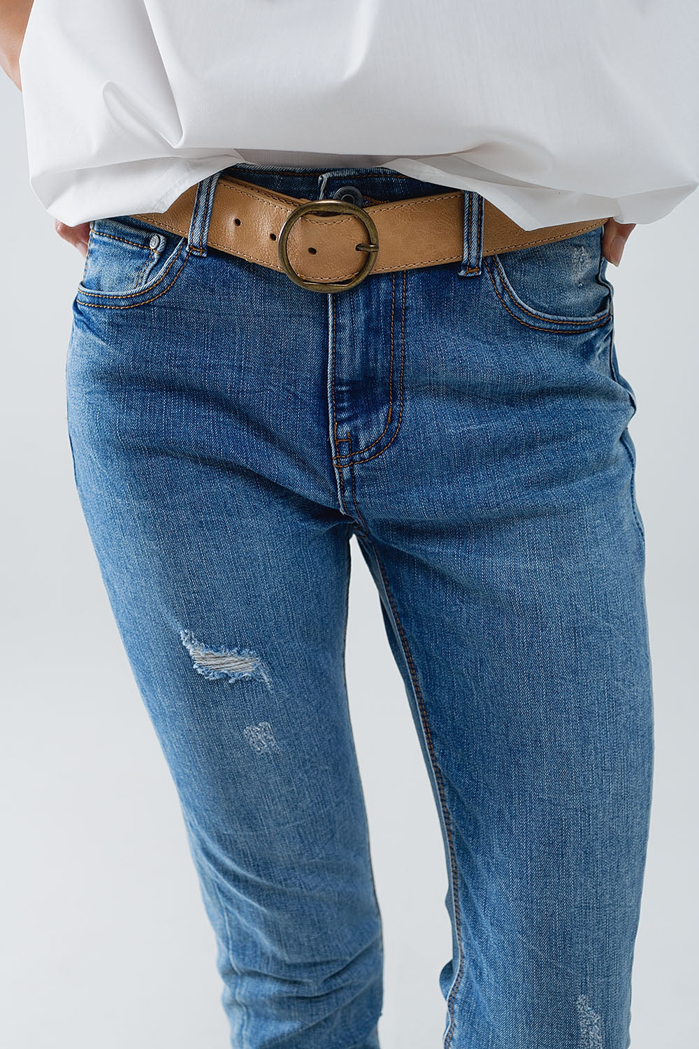 Calças de ganga super skinny esticadas em MIdwash com pormenores de desgaste