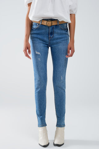 Calças de ganga super skinny esticadas em MIdwash com pormenores de desgaste