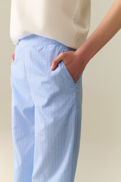 Calça de perna larga às riscas azuis com adorno de strass