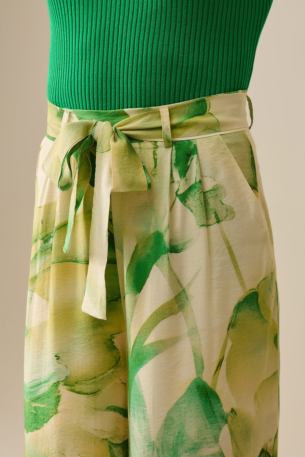 Calça de perna larga com estampado verde aguarela