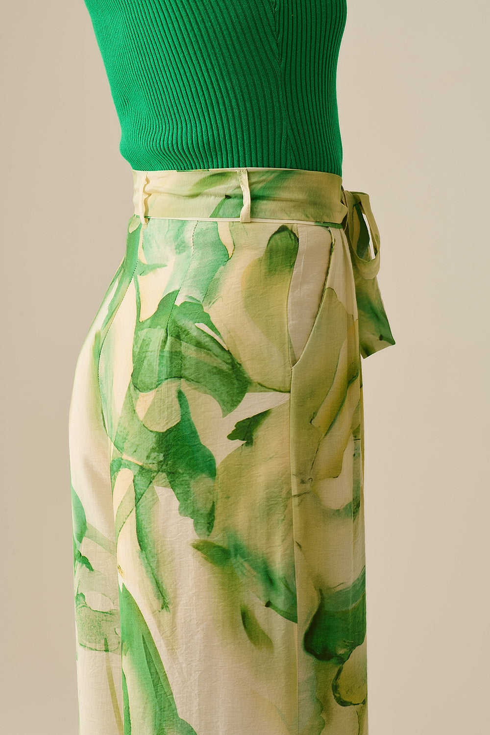 Calça de perna larga com estampado verde aguarela
