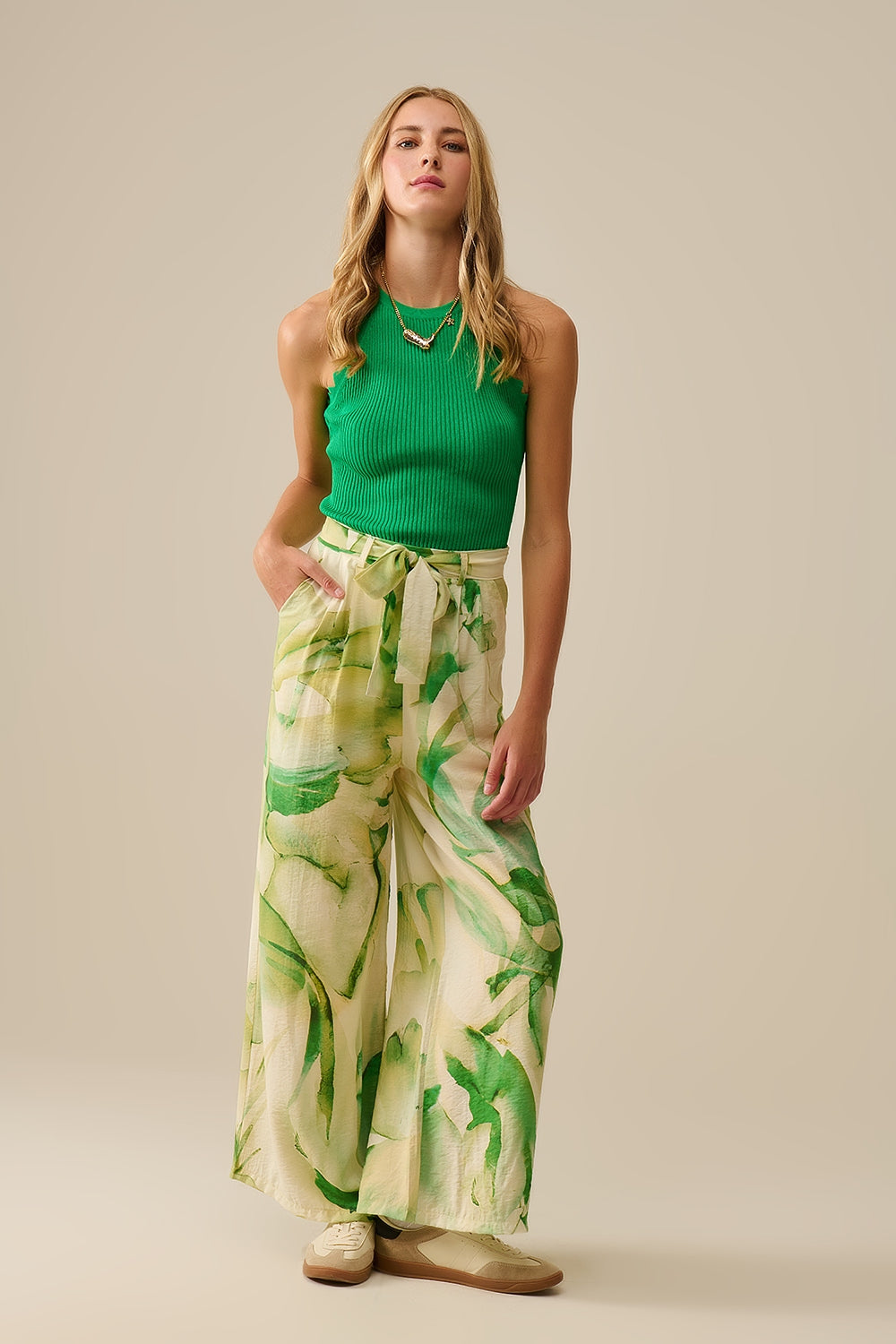 Calça de perna larga com estampado verde aguarela