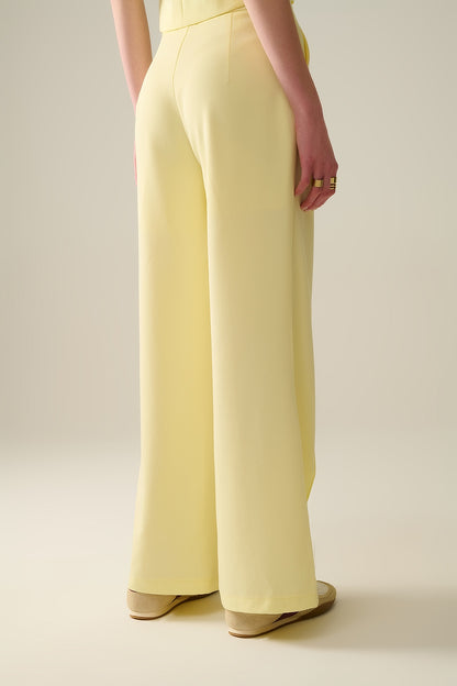 Calça de perna larga sob medida em amarelo