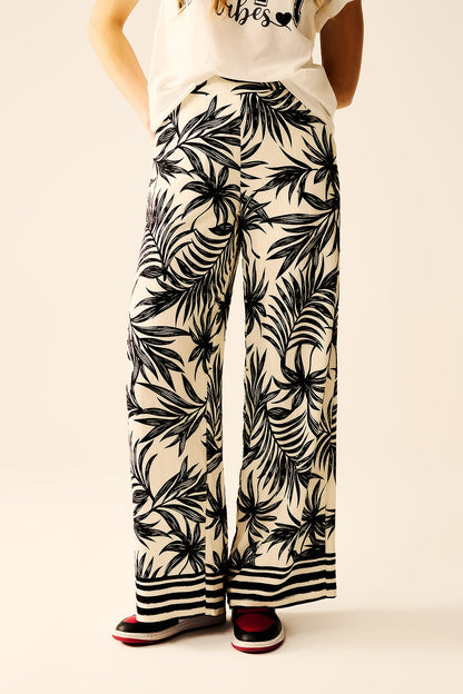 Calças de Pernas Largas em Branco com Detalhe Floral em Preto