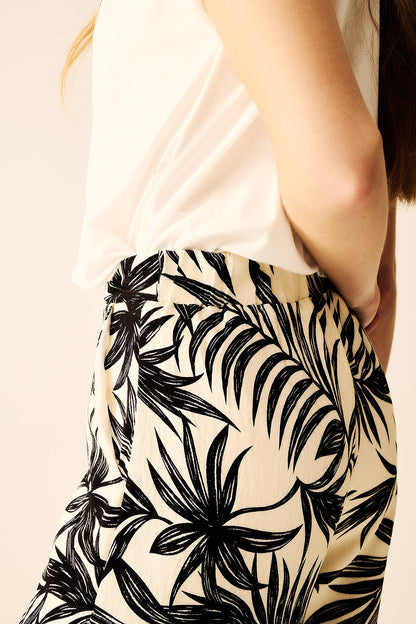 Calças de Pernas Largas em Branco com Detalhe Floral em Preto