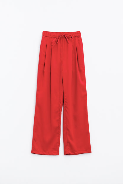 Calças em coral com bolsos à frente e fecho com cordão