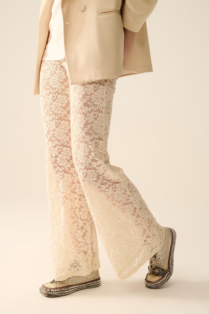 Calça flare de creme em renda floral