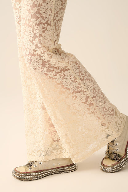 Calça flare de creme em renda floral