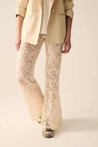 Calça flare de creme em renda floral