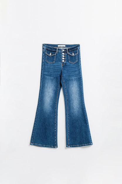 calça jeans flare com lavagem média e bolsos